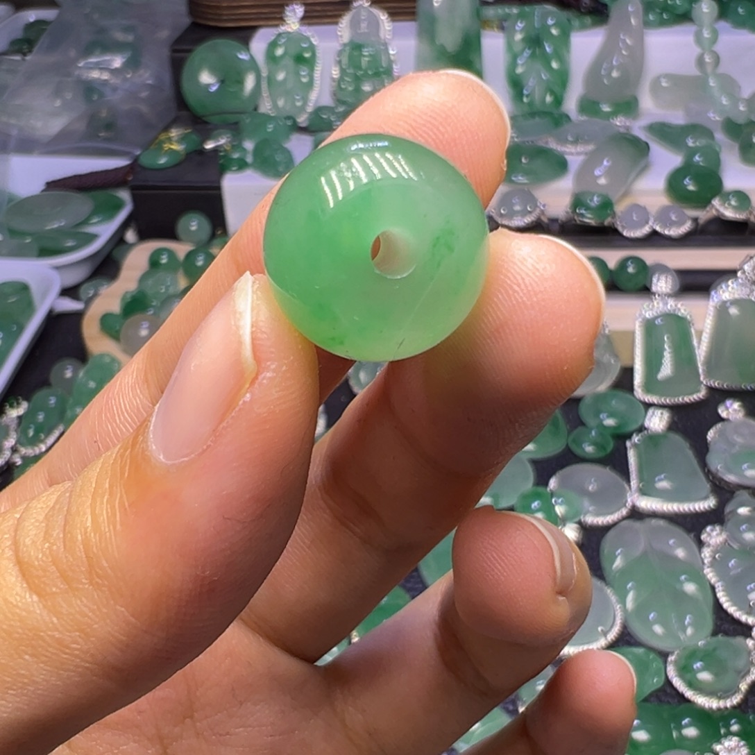 石英质玉（非洲翠）未镶嵌颈饰