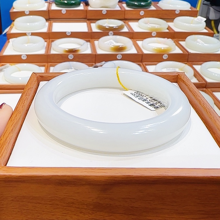 情***）和田玉未镶嵌手镯