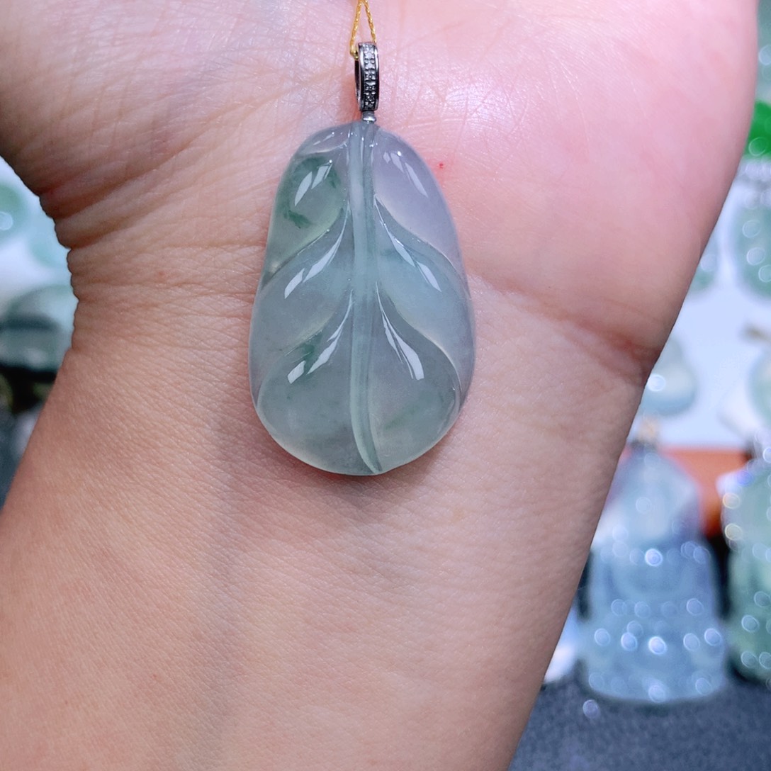 翡翠18K金镶嵌颈饰叶子