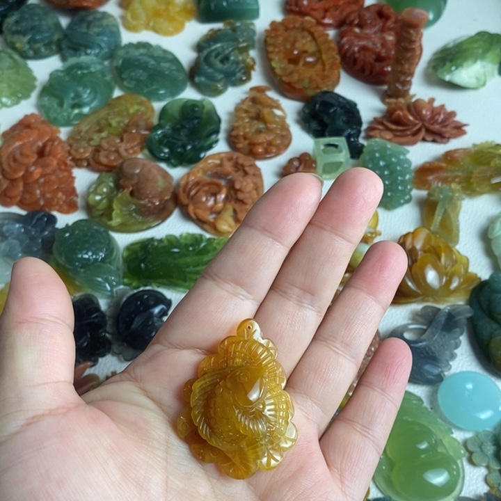 蛇纹石玉颈饰未镶嵌