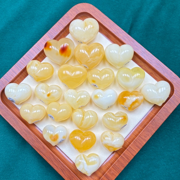 天然蜜蜡屁桃。有两手主图正反，对图拍。抖音发货带证书，多样性其一