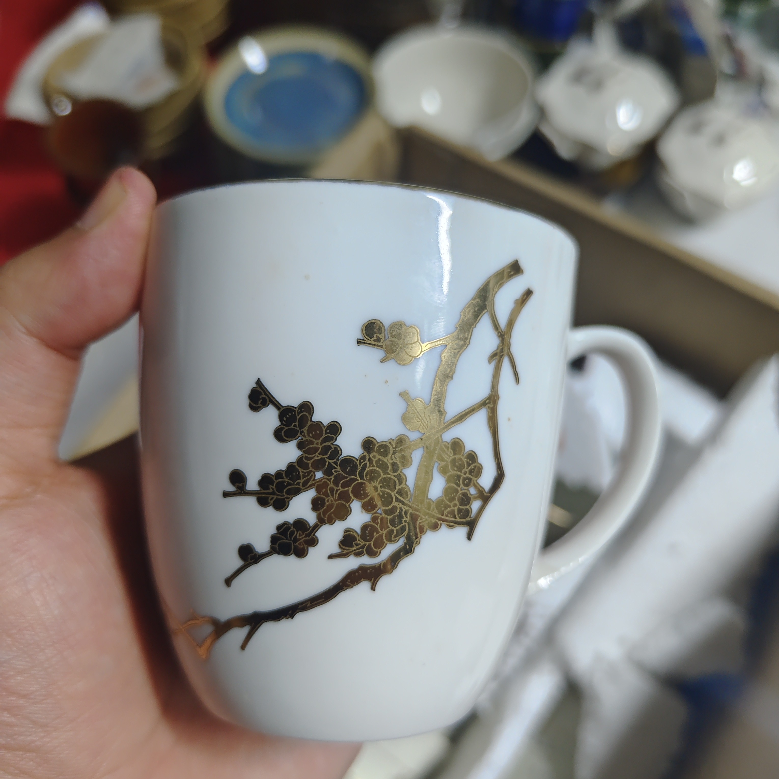 雕金手把杯一个，