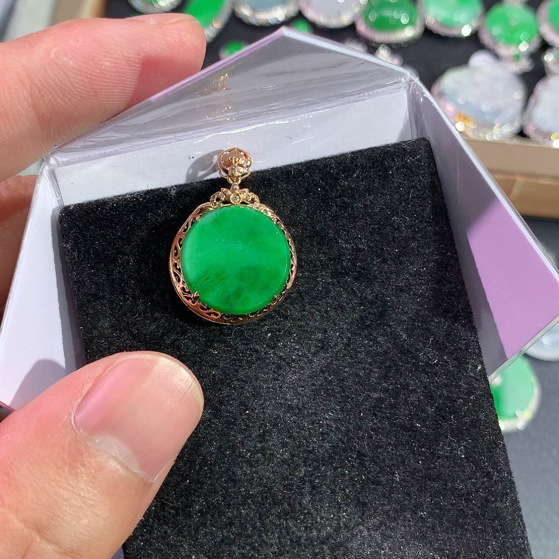 翡翠吊坠(赠链)18K金镶嵌