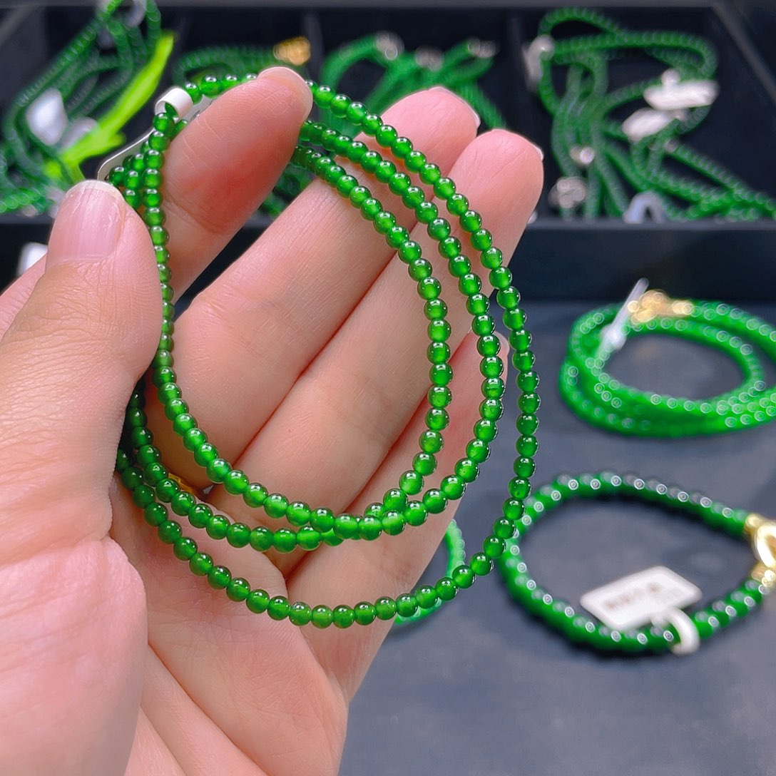 翡翠未镶嵌颈饰    