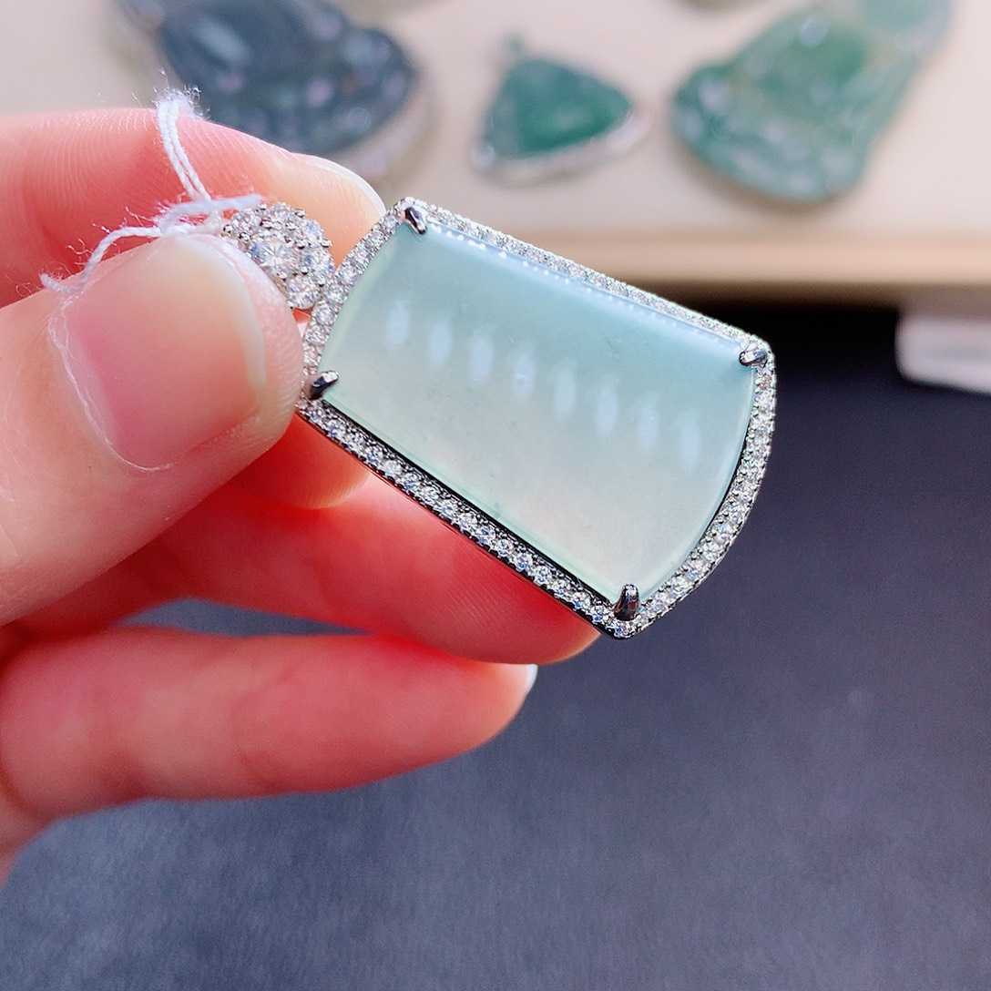 翡翠颈饰未镶嵌翡翠