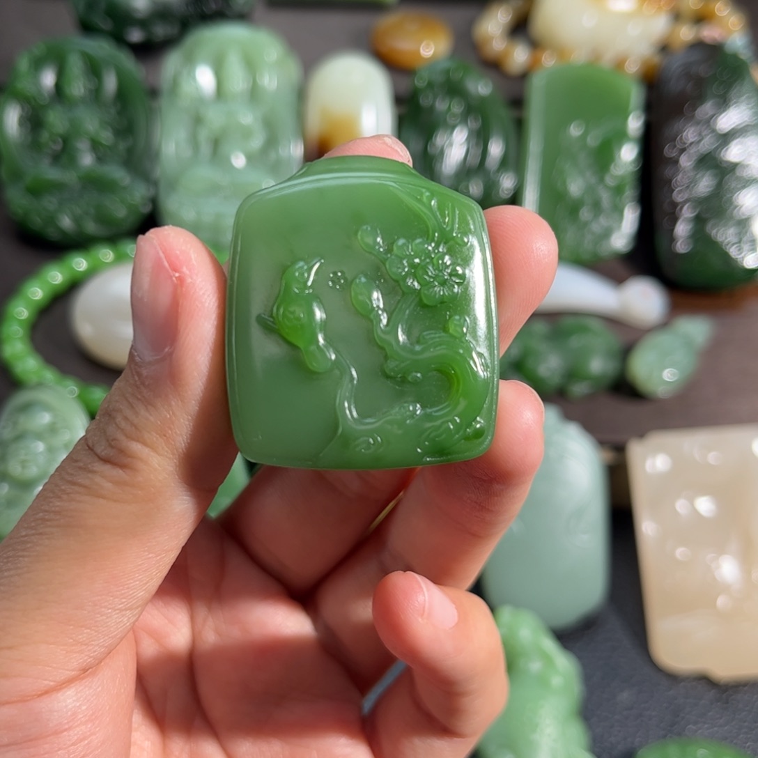 和田玉挂件未镶嵌千****！粉绿梅花定制