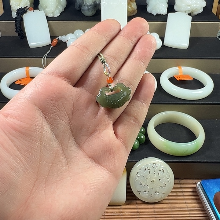 和田玉未镶嵌吊坠(赠链)