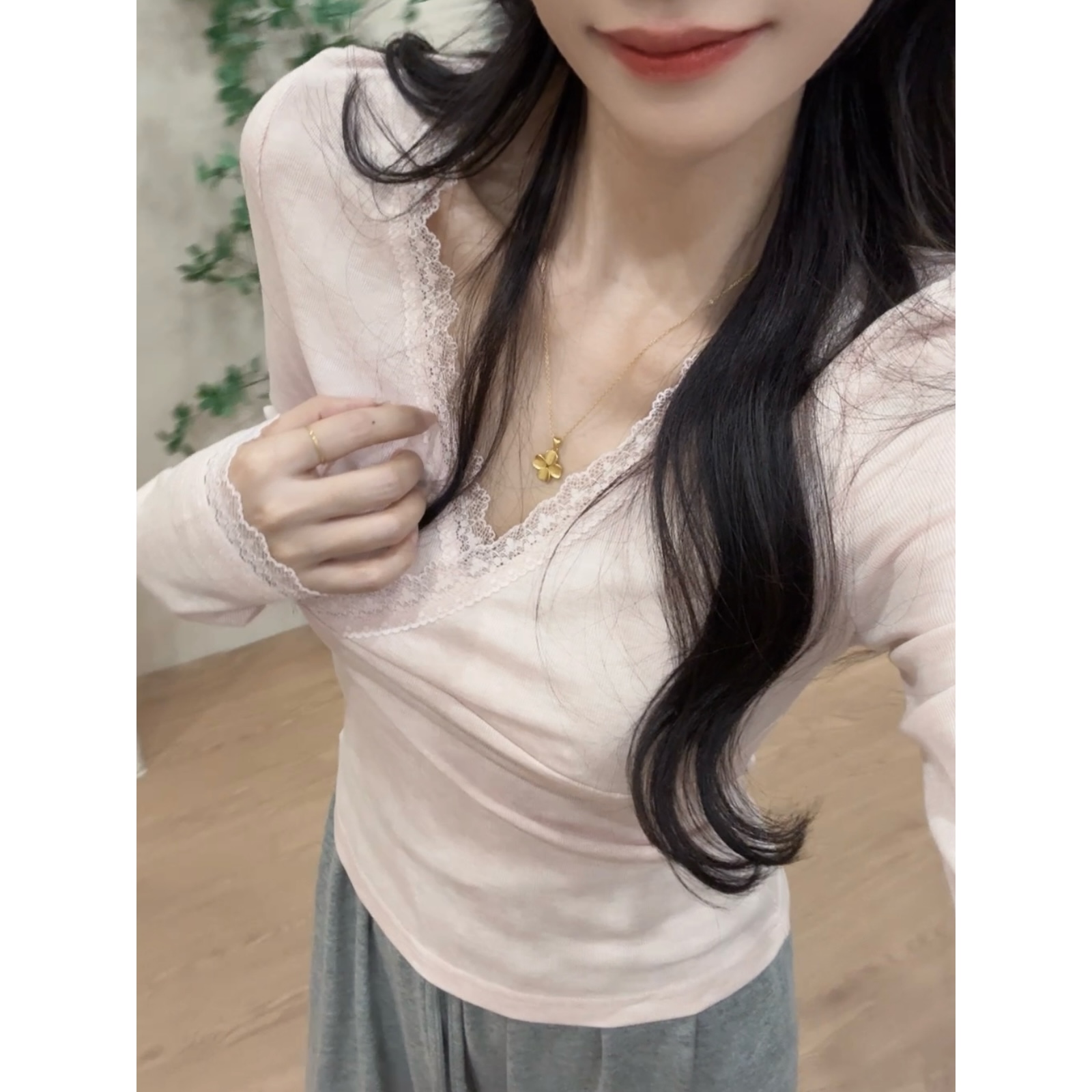 【半糖】纯色V领蕾丝边打底长袖t恤女秋冬修身内搭上衣