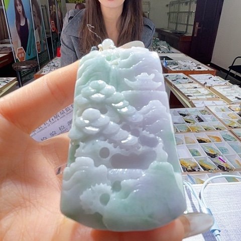 翡翠未镶嵌颈饰一个
