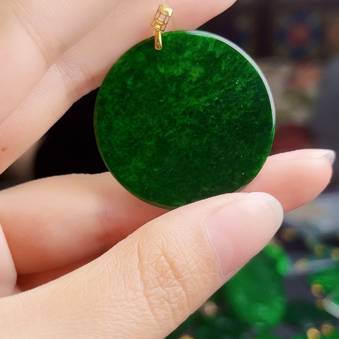 颈饰18K金镶嵌翡翠多样性