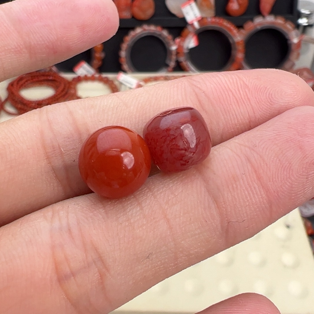 方***强南红玛瑙未镶嵌颈饰两颗