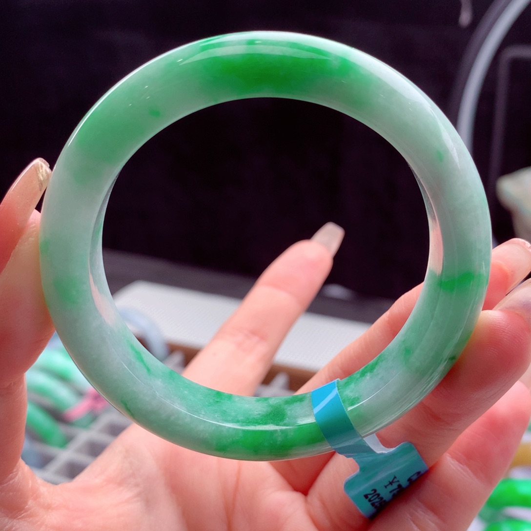 翡翠手镯未镶嵌翡翠