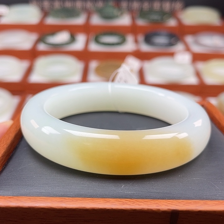和田玉手镯未镶嵌糖白羊脂级别