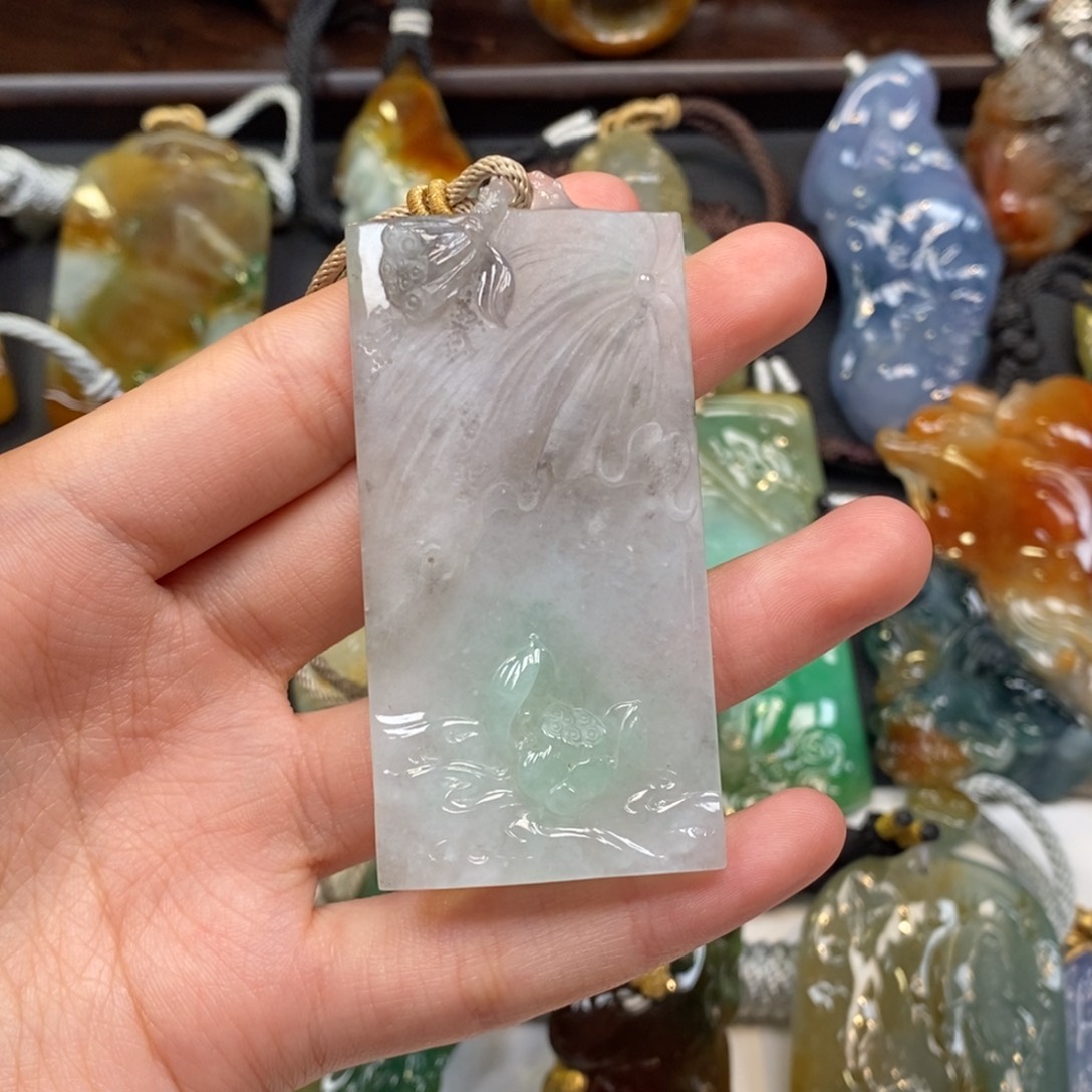 翡翠颈饰未镶嵌心**香