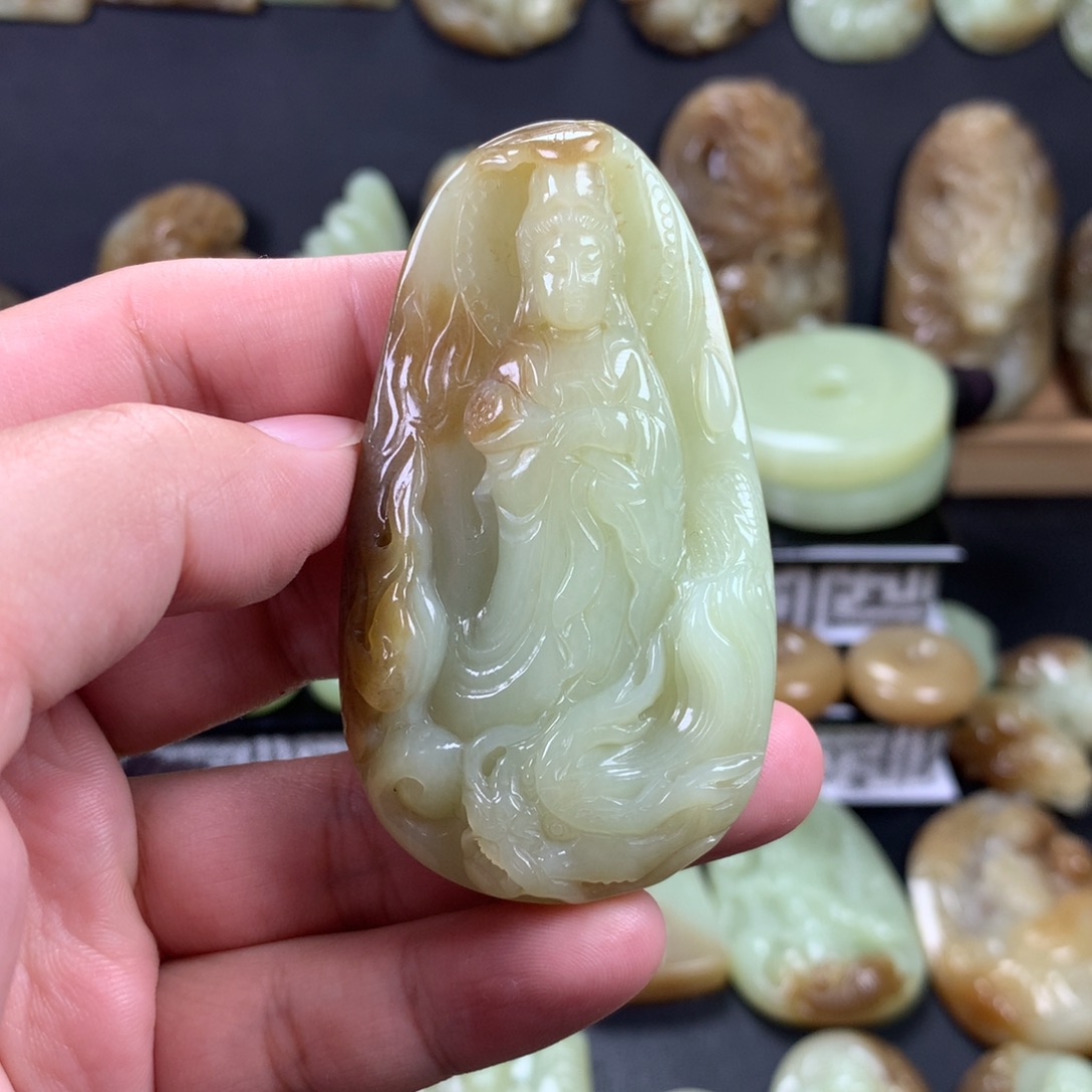 王***饰和田玉未镶嵌颈饰