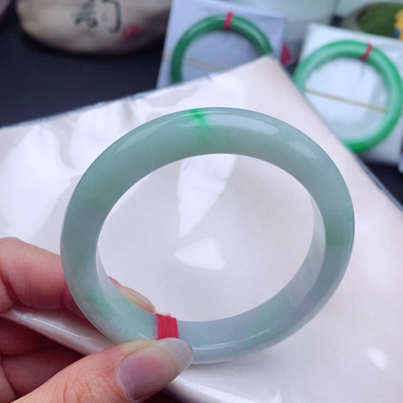 【闪购商品】翡翠手镯未镶嵌            正圈57 白底青