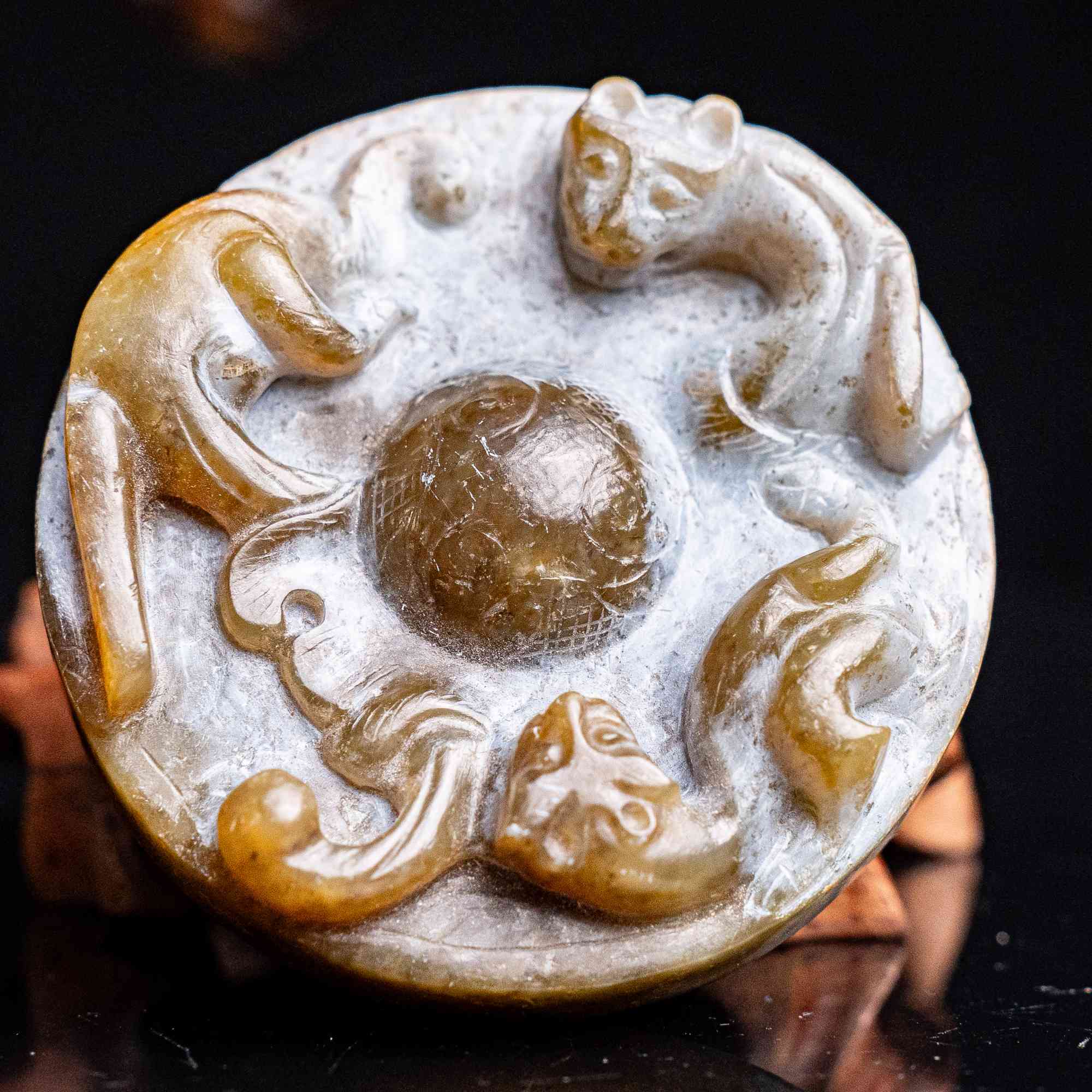 1718明代和田玉龙纹剑首2086