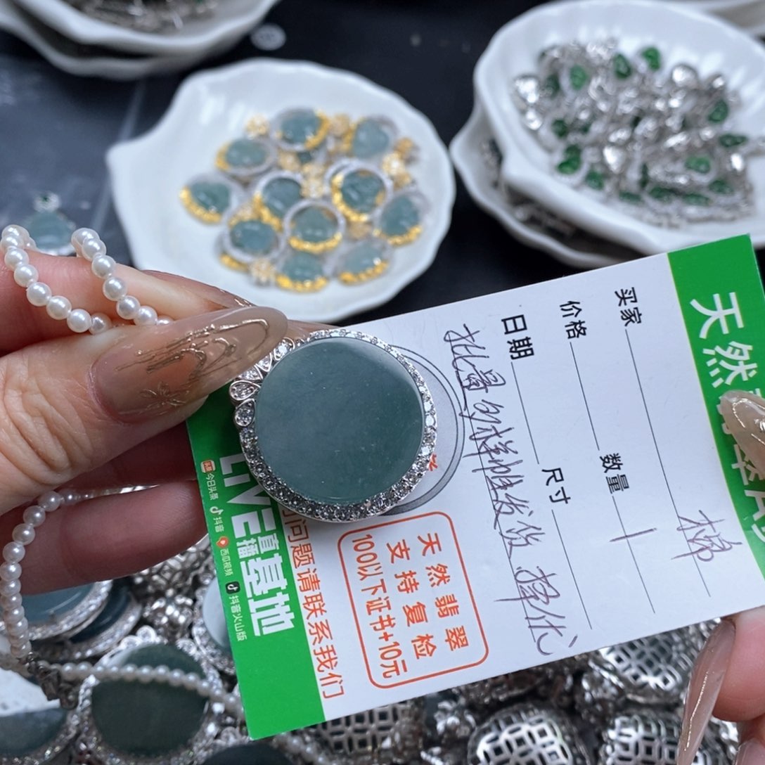 翡翠颈饰未镶嵌翡翠