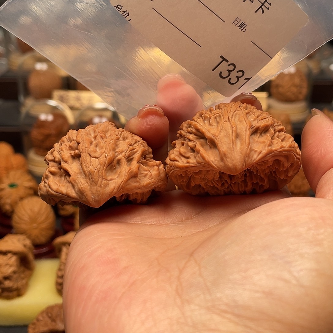 刘***，文玩核桃把件蛇王46。331