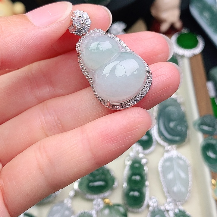 颈饰银S925镶嵌翡翠会***。吊坠