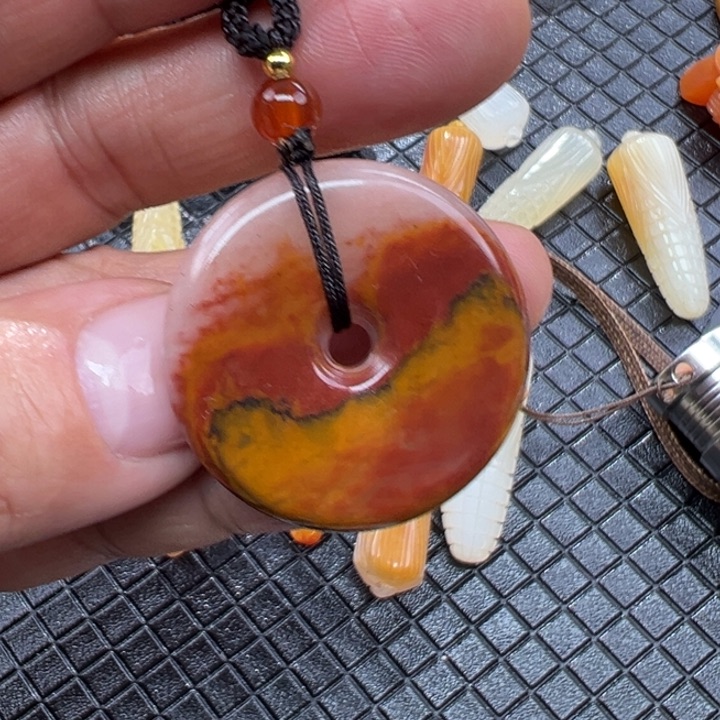 石英质玉（黄龙玉）颈饰未镶嵌