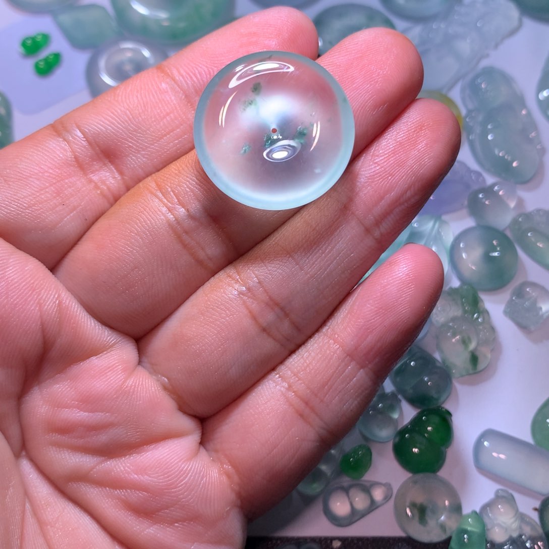 翡翠颈饰未镶嵌伊*儿扣子