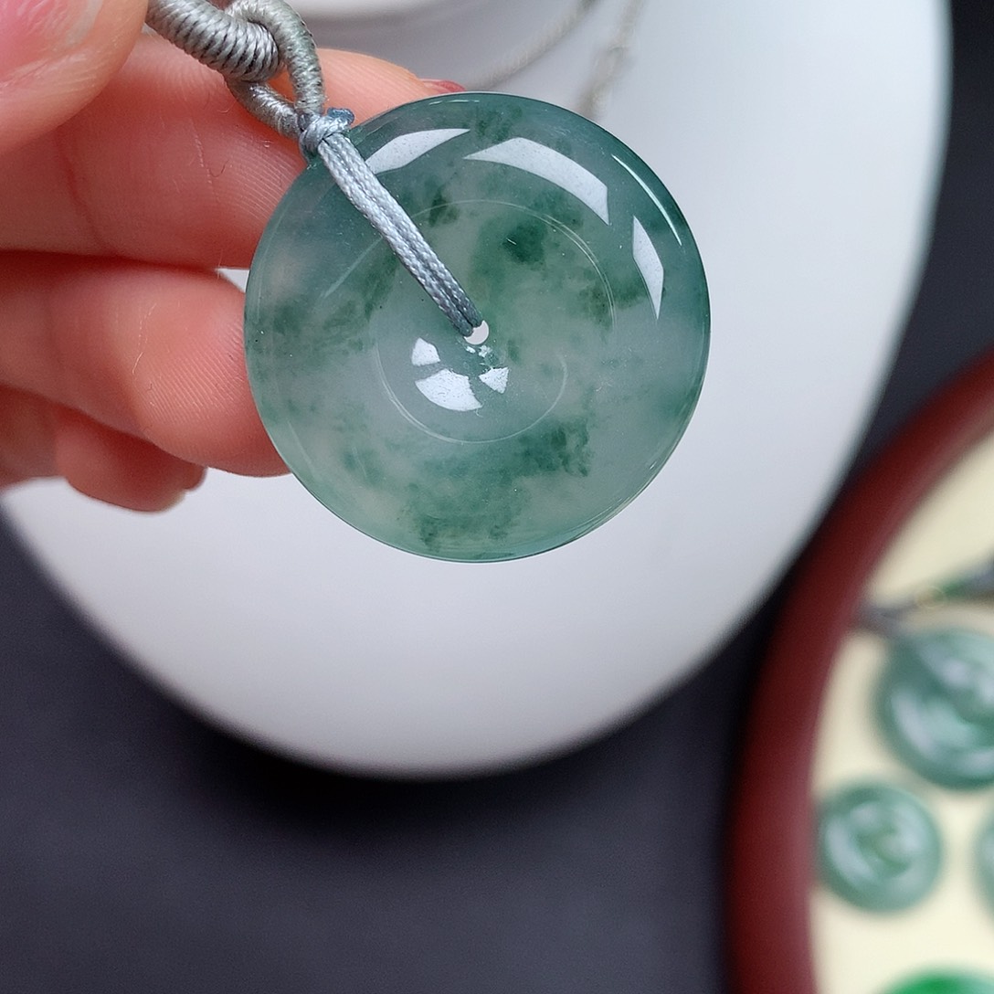 翡翠颈饰未镶嵌平安扣