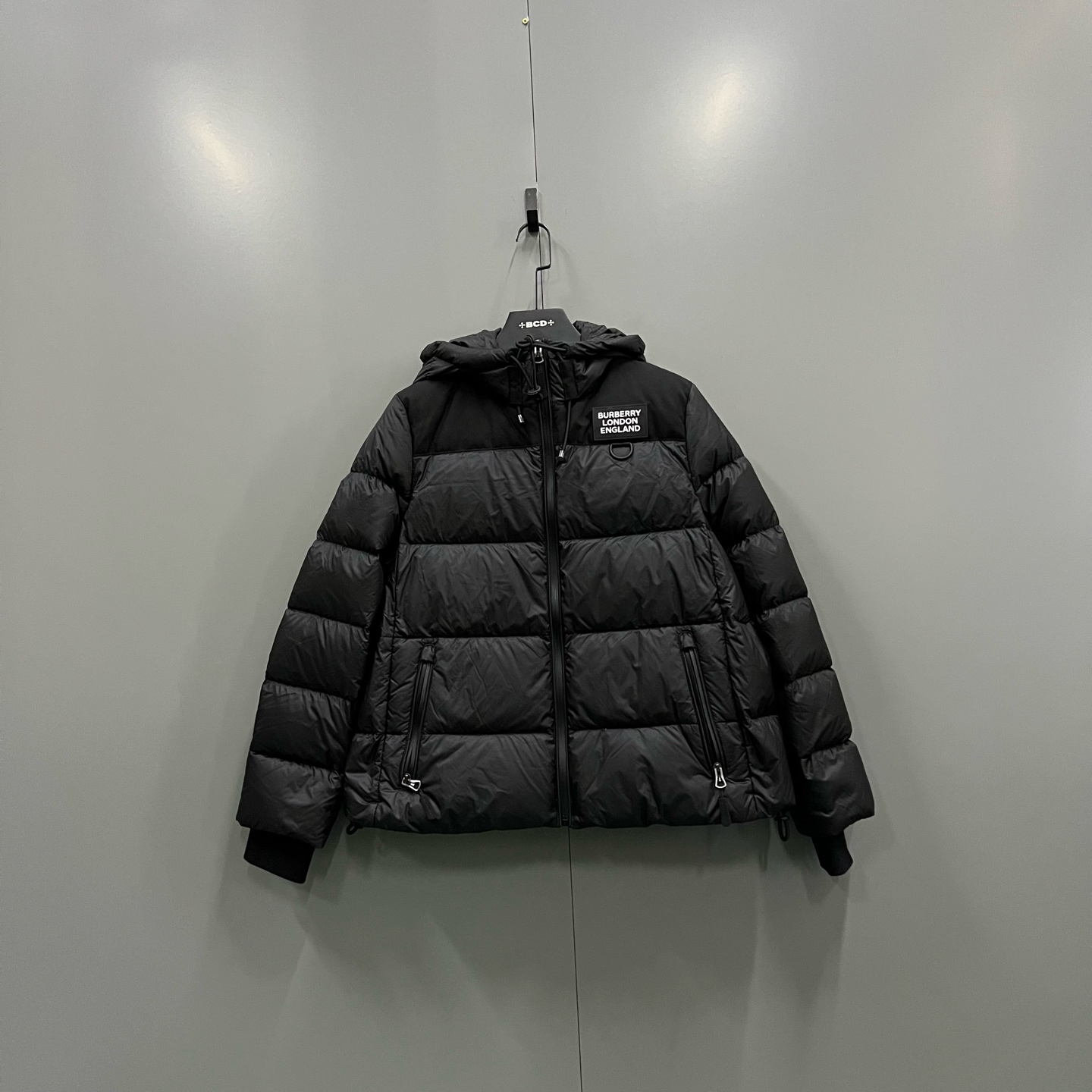 99新 BURBERRY/博柏利 h826 黑色拼接徽标羽绒服 L码 608020