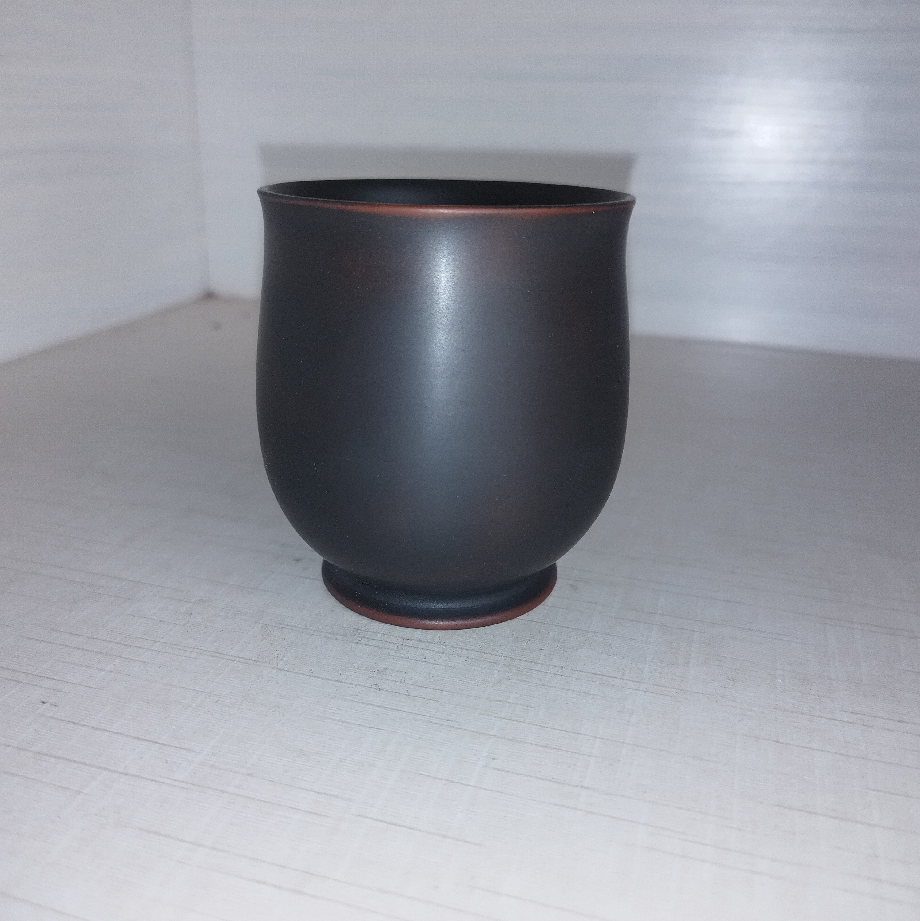 坭兴陶素颜主人闻香杯。纯手工制作，容量160cc左右，黑古铜色。