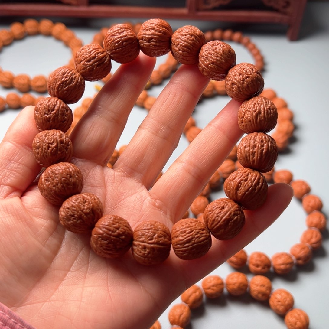 文玩核桃吊坠武****?野生小核桃