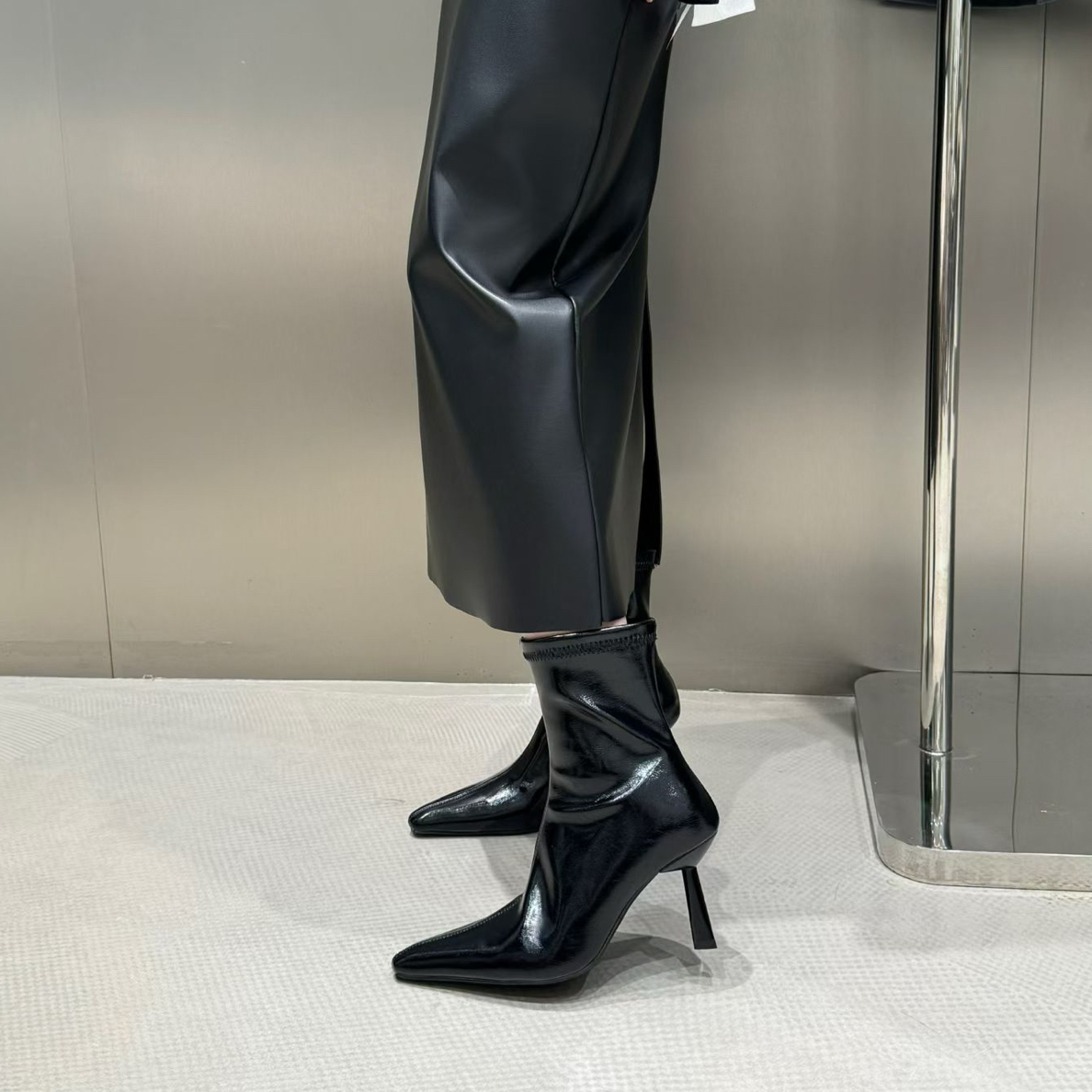 冬季极简气质尖头牛油皮细跟高跟短靴