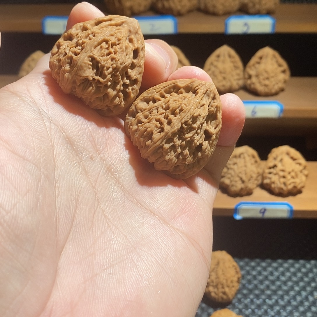 饿***猫吊坠文玩核桃3尺寸三角南疆石稍微隐黄