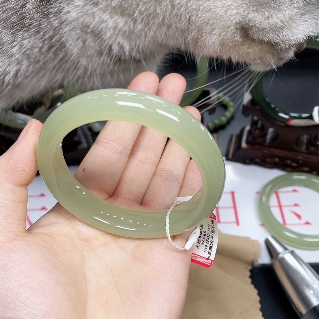 和田玉未镶嵌手镯