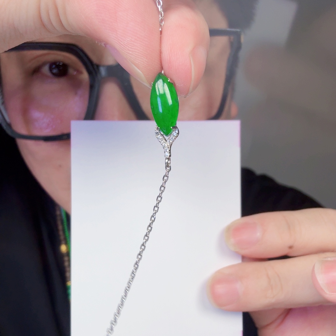 翡翠未镶嵌颈饰一件