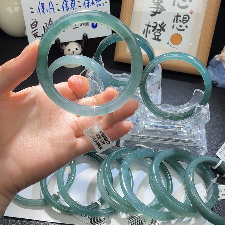 翡翠手镯未镶嵌半山水冰蓝