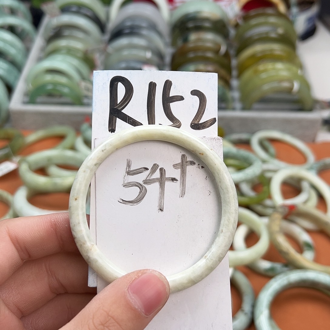 岫玉手镯未镶嵌天然岫玉微瑕，可以正常佩戴