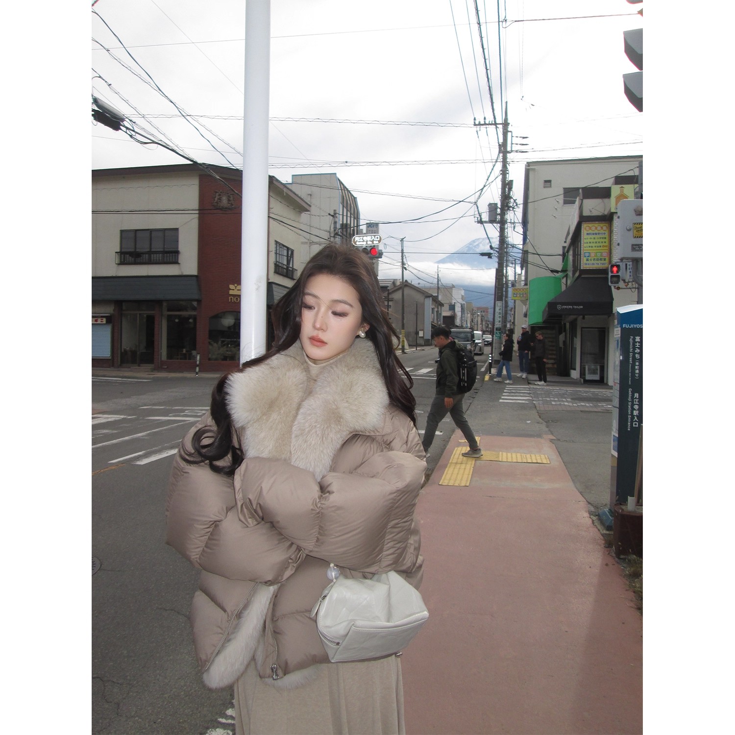 ICELOLLY版型好看短款毛领羽绒服白色派克服女冬巨好看的冬装外套