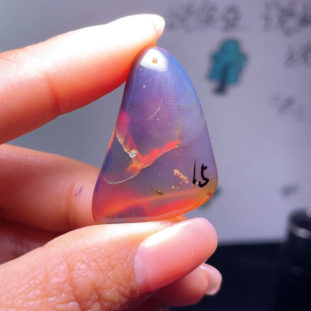 琥珀裸石未镶嵌。