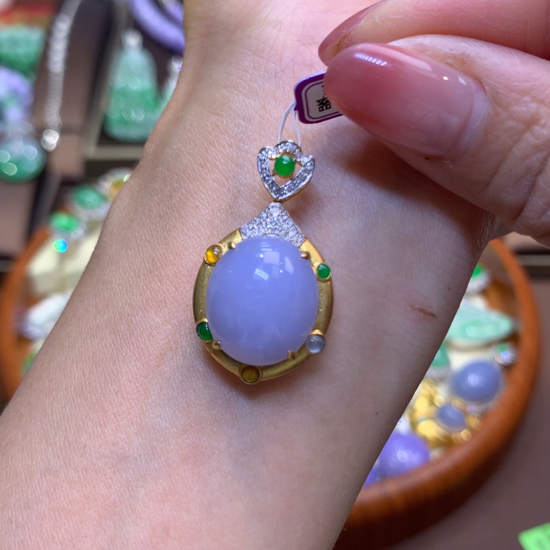 翡翠18K金镶嵌颈饰