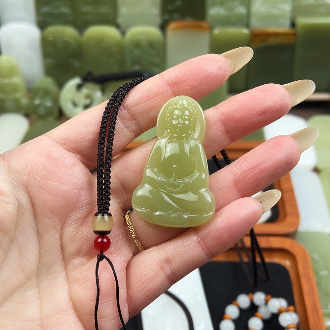 ****石英质玉未镶嵌颈饰