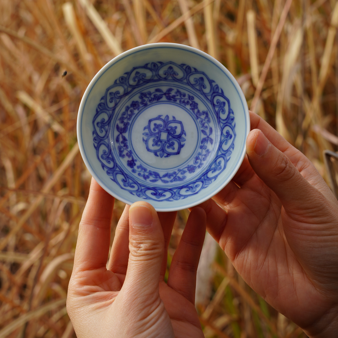 源明青忆宝相花卉卧足杯