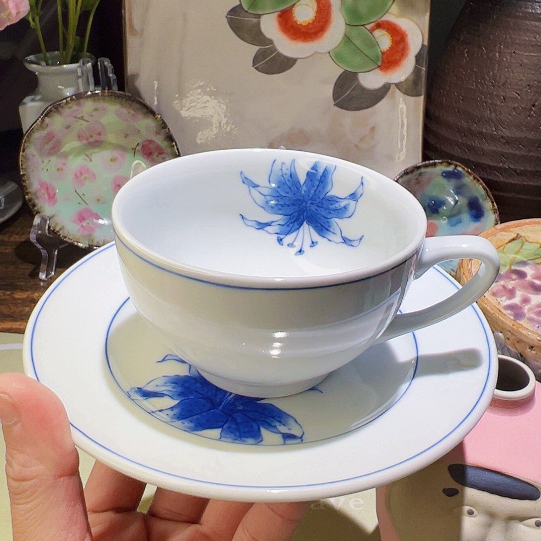 咖啡杯和茶杯是我们每家门前