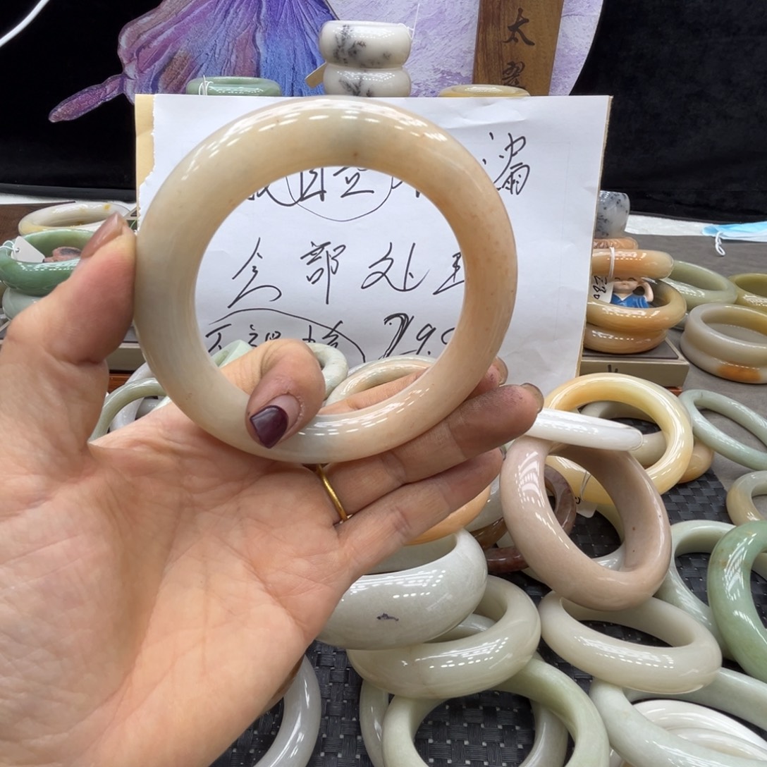 王***子石英质玉未镶嵌手镯