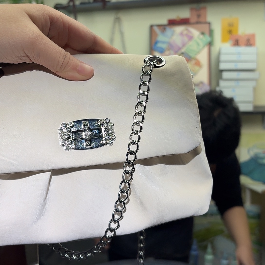 伊***舞PU链条包包伊舞专拍