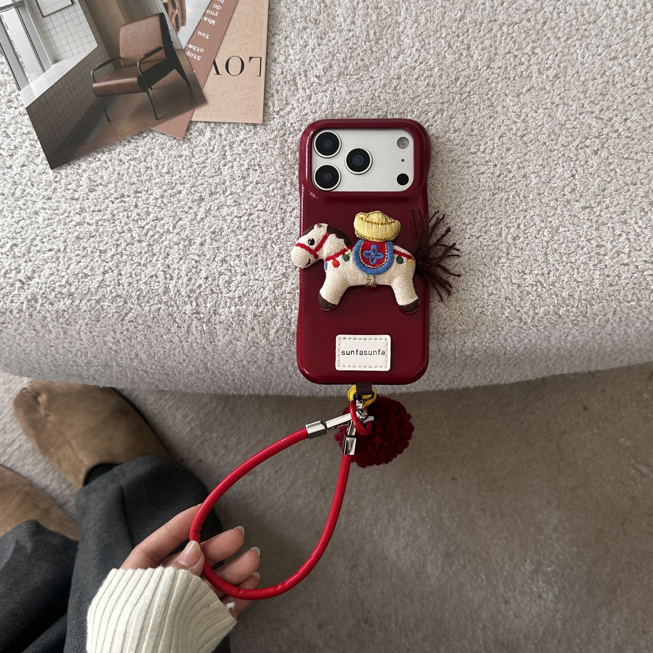 發發發·国潮创意新年红皮壳搭配布艺金元宝小马适用于iphone17/16