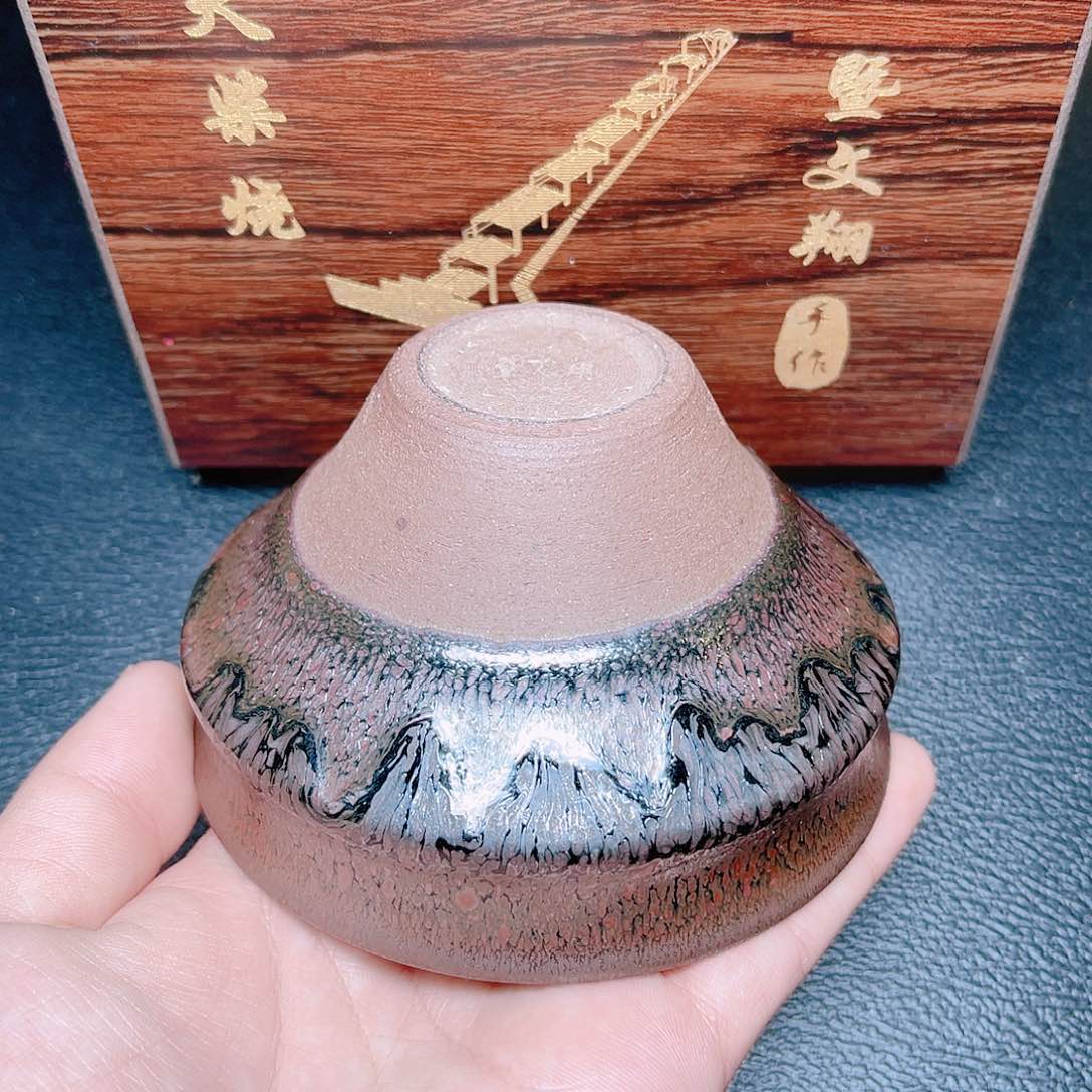 茶盏滴滴答答地流