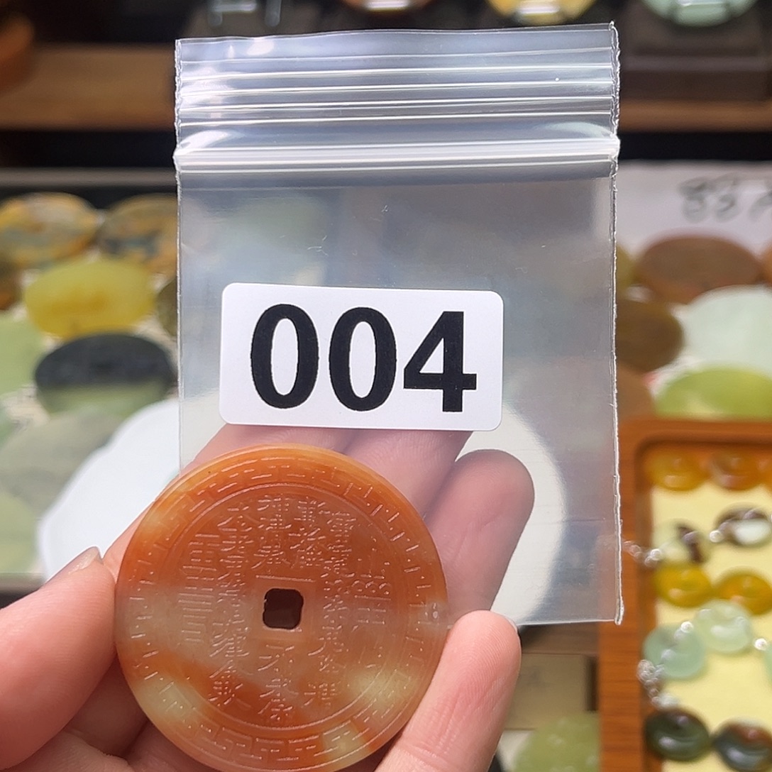 小***个蛇纹石玉未镶嵌颈饰