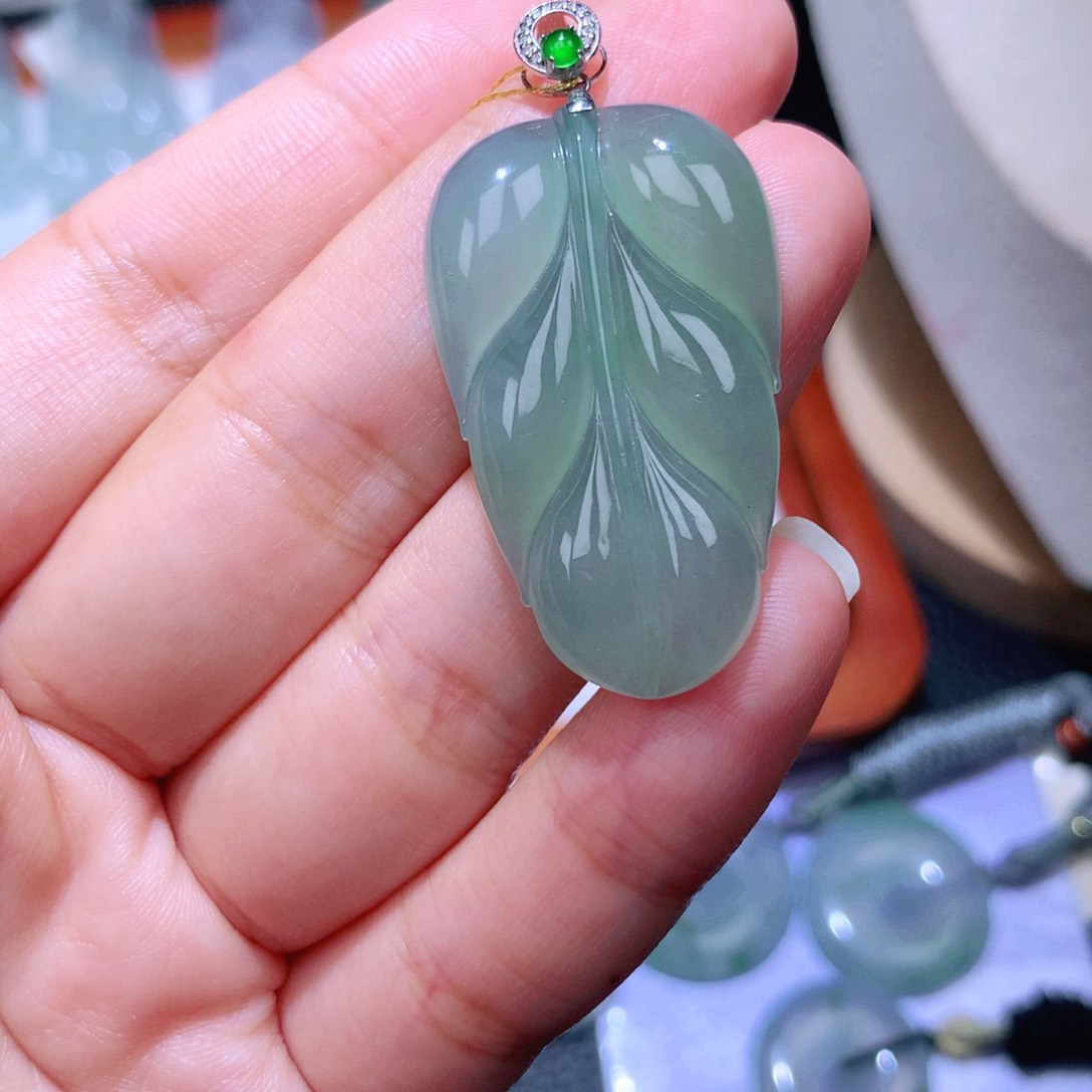 颈饰18K金镶嵌翡翠叶子