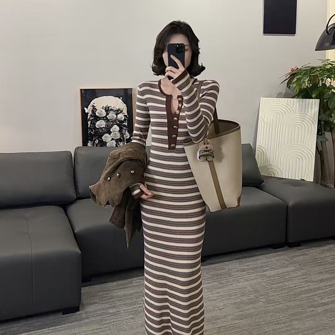 【OS&oneshow】许妍路透撞色条纹v领长袖连衣裙2025款修身包臀长裙