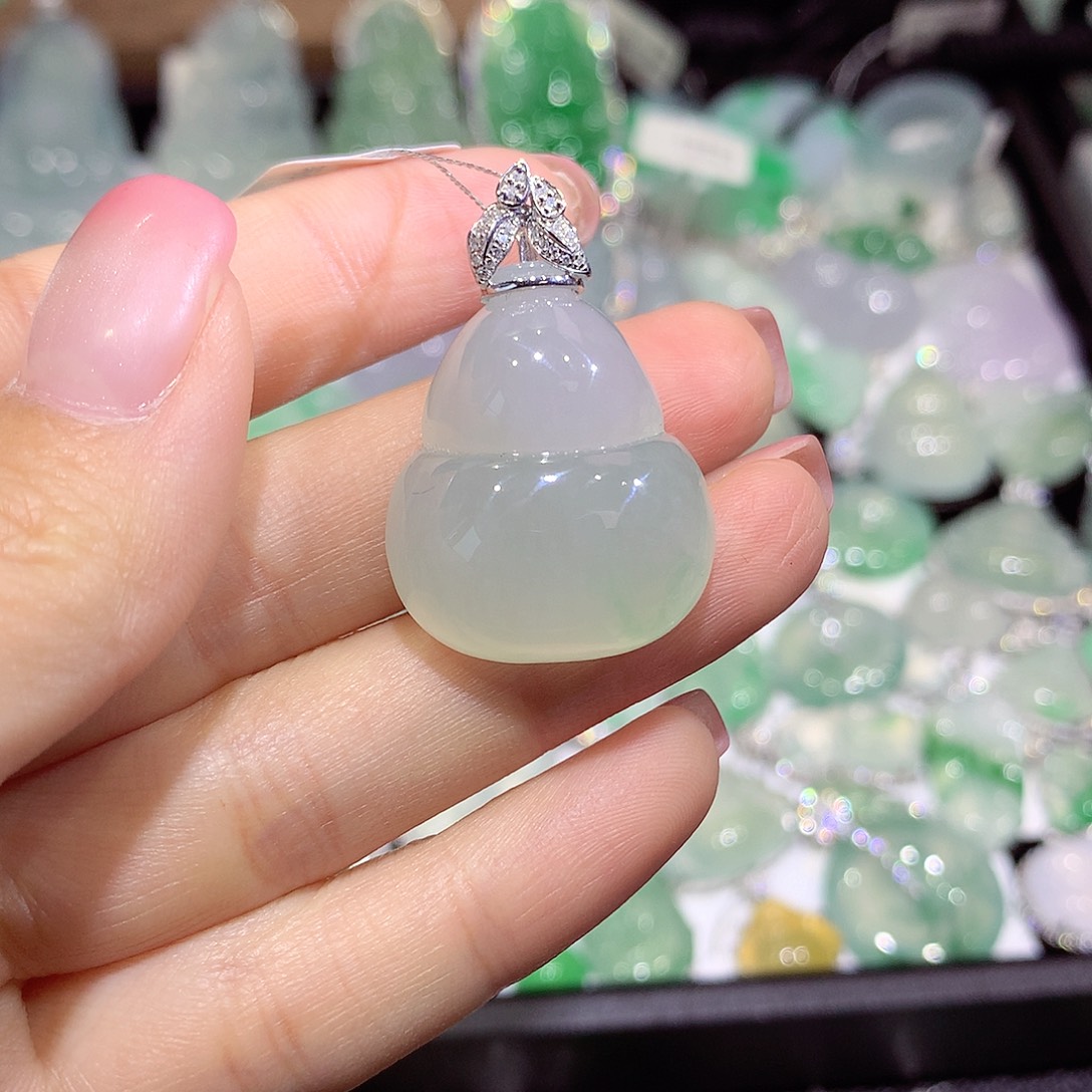 翡翠18K金镶嵌颈饰葫芦